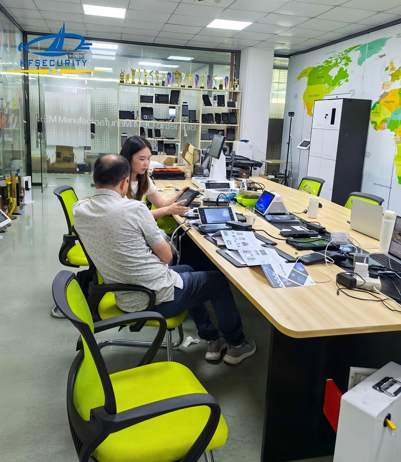 Clientes azerbaiyanos visitan la fábrica de HFSecurity Shenzhen para explorar nuevas máquinas de cooperación para el control de acceso y asistencia a las venas de la palma