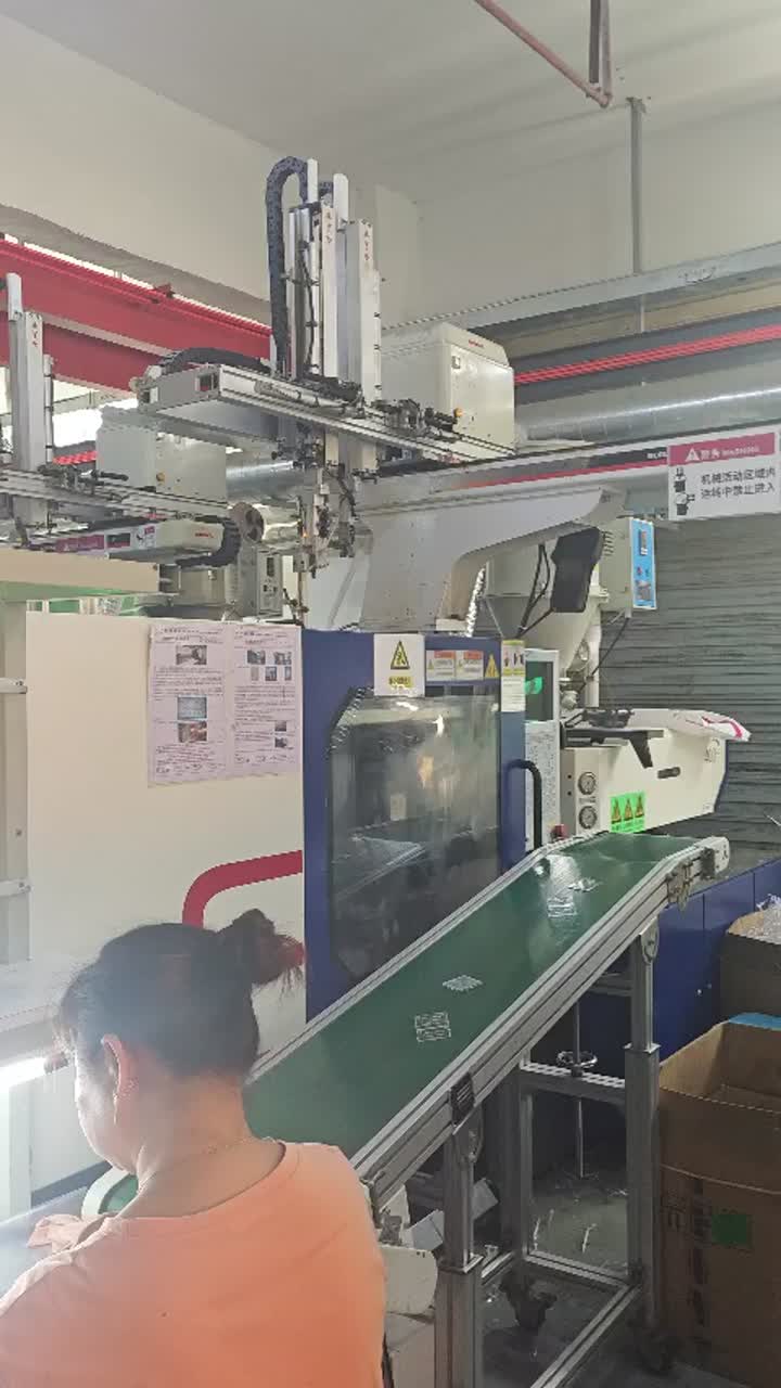 Упаковка пластиковых деталей ПК в мастерской