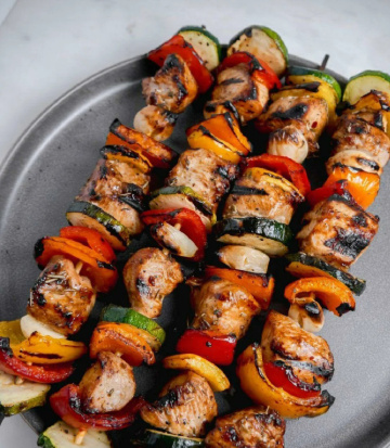 Brochetas de pollo a la parrilla mixta de estilo americano