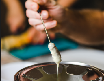 Cuando disfrutas de la cena de Navidad, necesitas una olla de fondue de queso eléctrico.