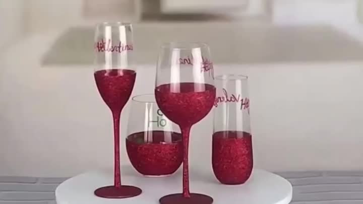 Gelas wain glitter ditetapkan untuk Hari Valentine
