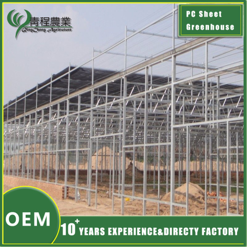 ¿Cómo se maneja la ventilación en el invernadero durante el invierno?