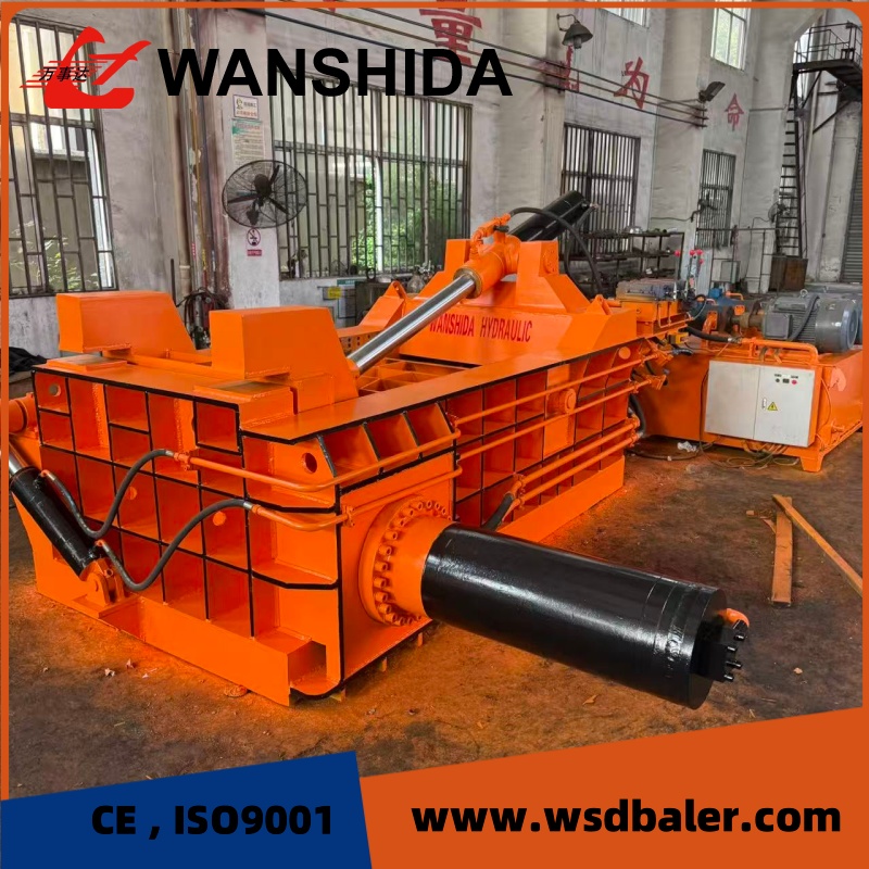 Operação de enfardadeira de sucata de 250 toneladas