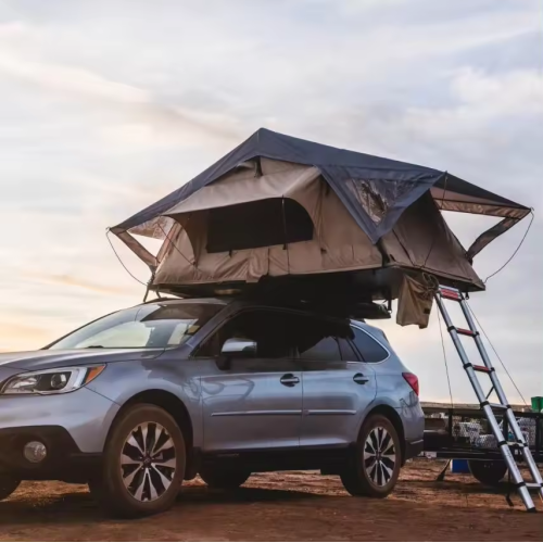 Tente sur le toit de la voiture à coque souple