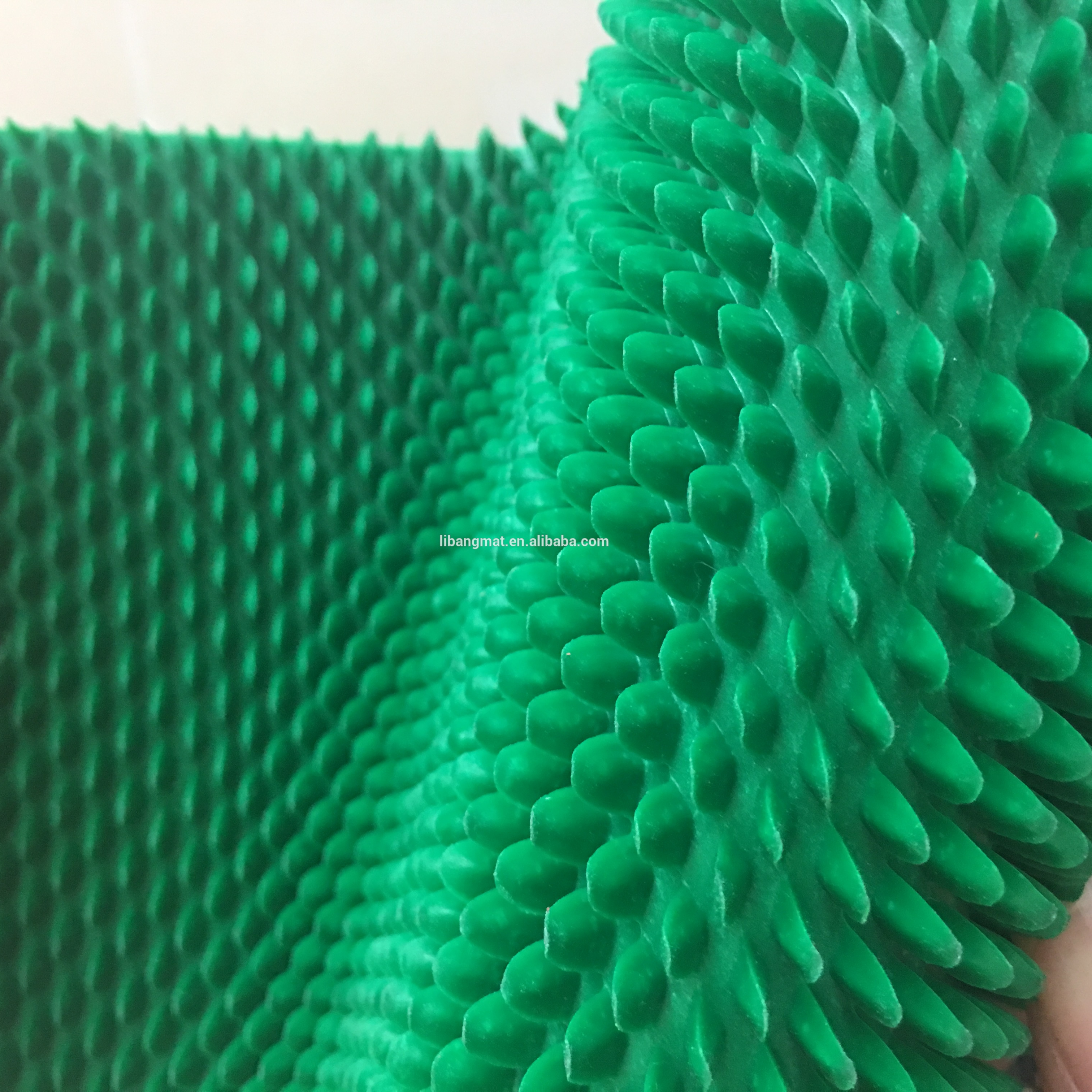 Neues Design PVC Fishscale Floor Matte mit Spike -Backing1