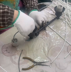 The production process of wall lamps.