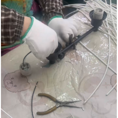 The production process of wall lamps.