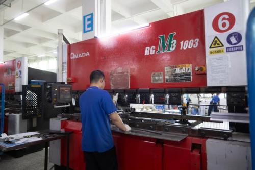 Por que a chapa metálica não pode ser dobrada arbitrariamente | Princípios de Engenharia de Dobra de Chapas Metálicas