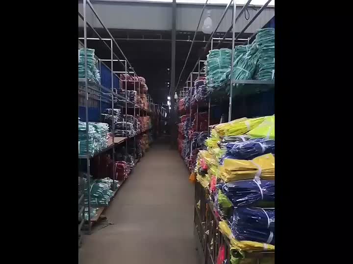 Línea de producción y almacenamiento de camisetas de fútbol.