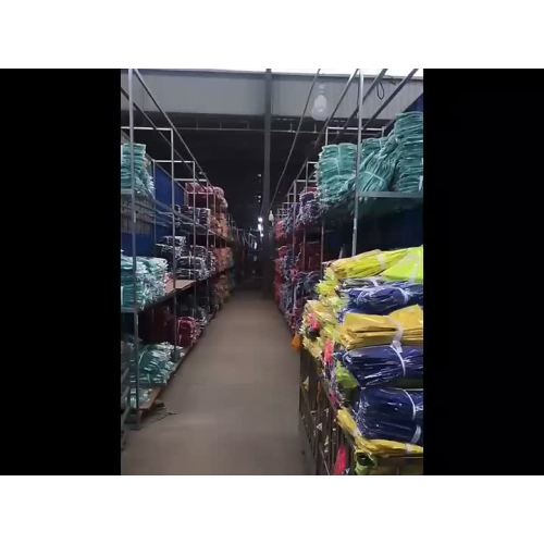 Línea de producción y almacenamiento de camisetas de fútbol.