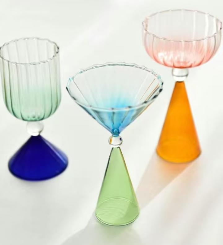 As taças de vinho coloridas são adequadas para jantares formais?