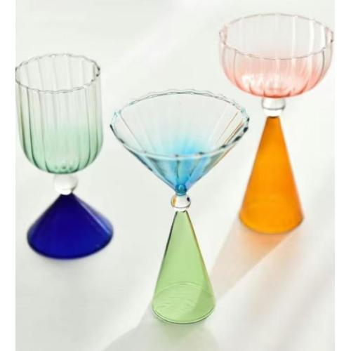 As taças de vinho coloridas são adequadas para jantares formais?