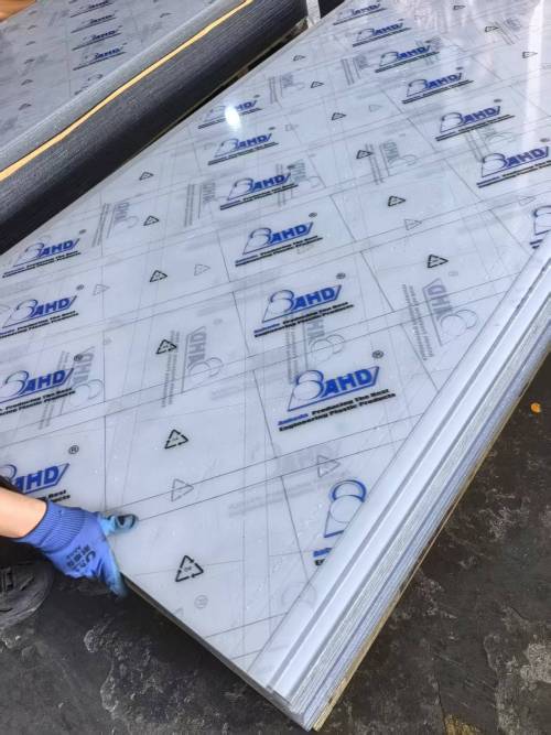 Además del proceso de extrusión, ¿qué otros procesos de producción se utilizan para las láminas de PC?