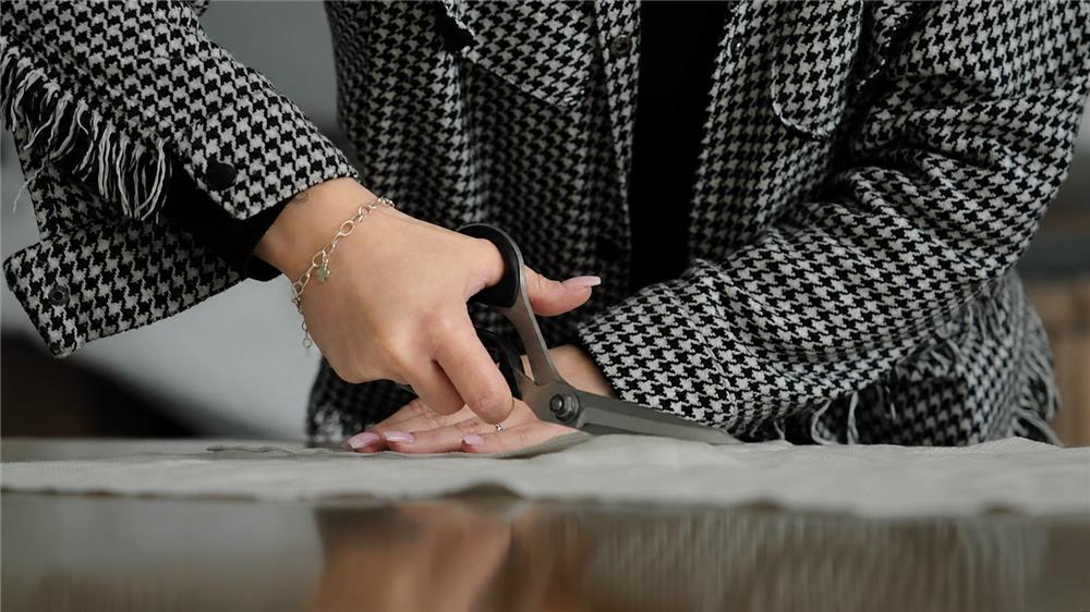 08-hand-cutting-retouched