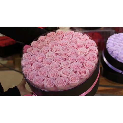 Coffret cadeau rond avec fleurs stabilisées