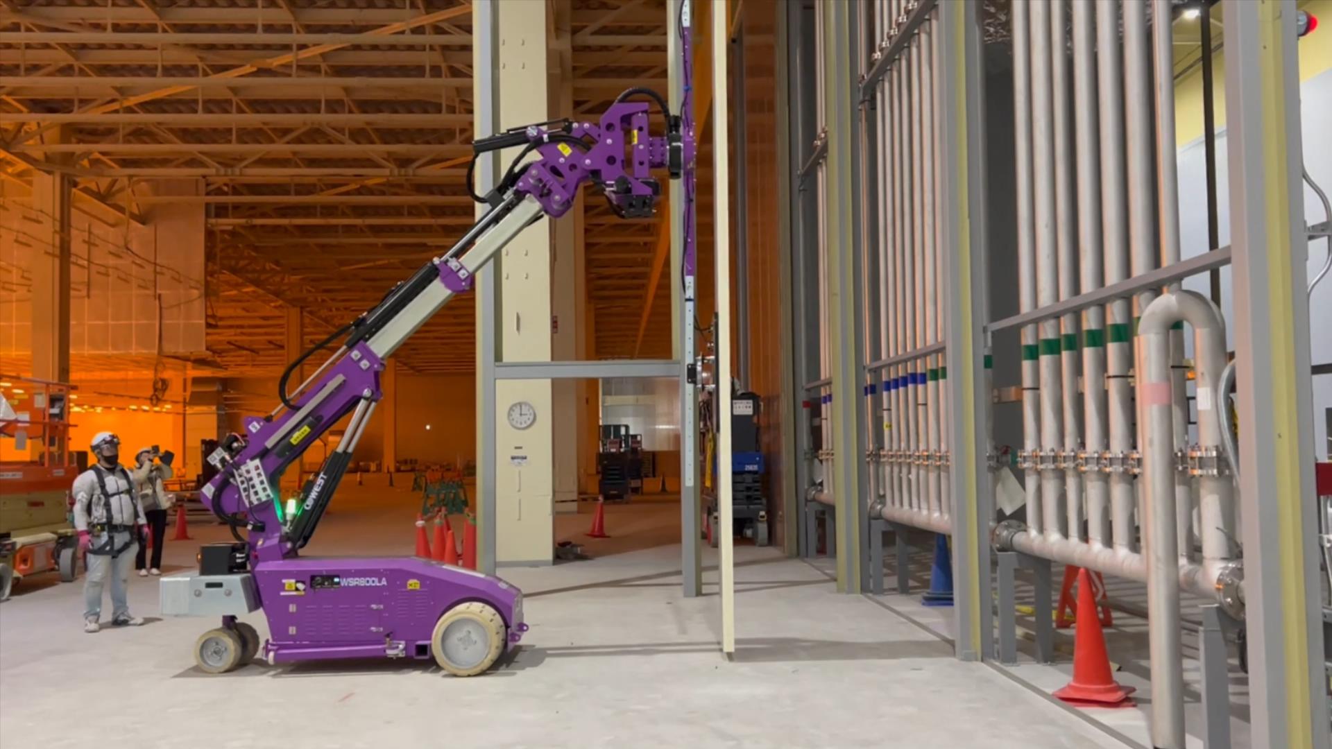 Glass installation robot in Japan