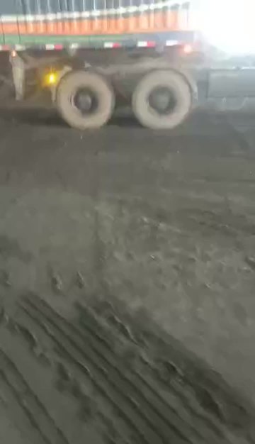Video of unloading of 14.8m medium overturned carriage at Ceke Port