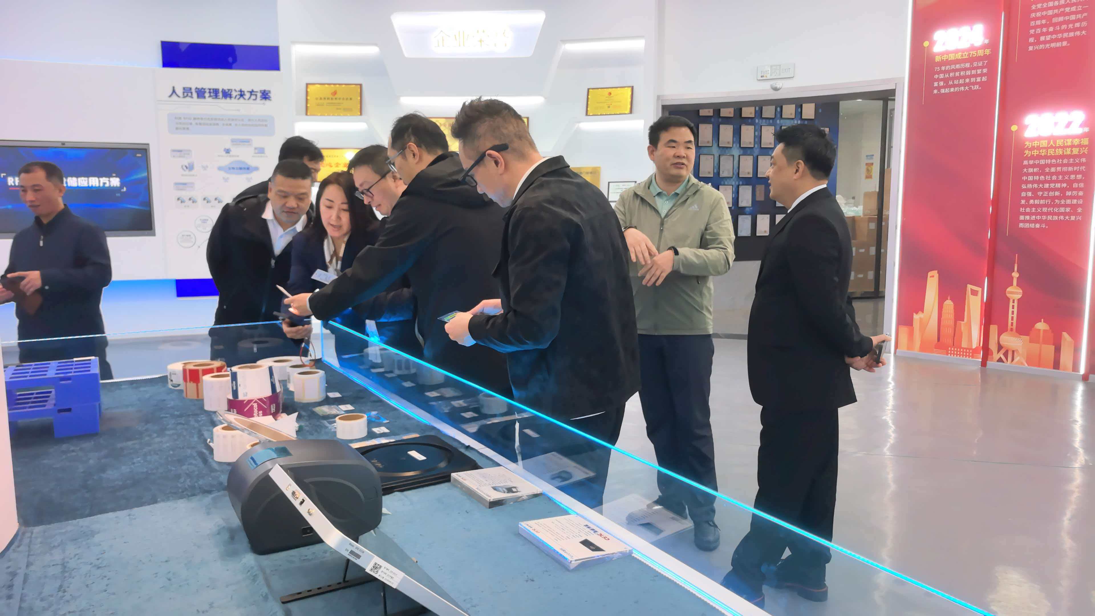 La Camera di commercio francese visita lo stabilimento di ispezione e ricerca di Haikangborui, esplorando insieme nuove opportunità per le applicazioni RFID