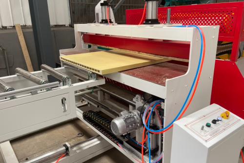 होंग्यी की डब्ल्यूपीसी हॉलो डोर मशीन को प्रदर्शन और नवप्रवर्तन के लिए पहचान मिली