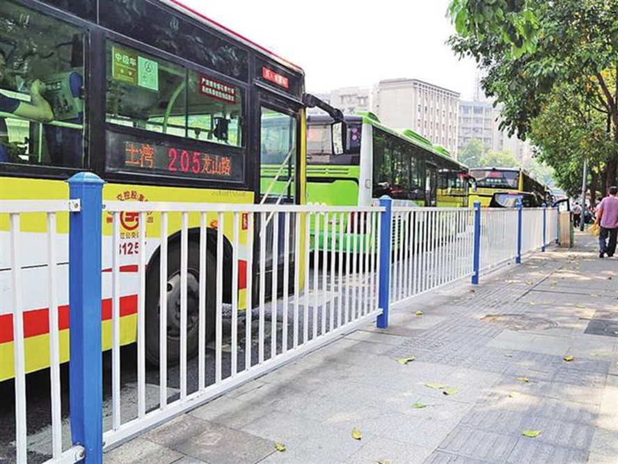 Pedestrian walkway guardrail