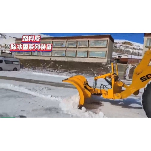 Faced with wind and snow, Lukewei is in the process of breaking ice and snow removal
