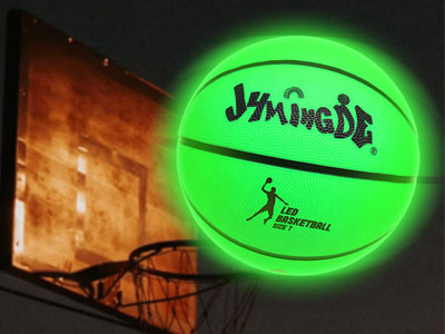 Grüne LED -Licht leuchtet im dunklen Basketball