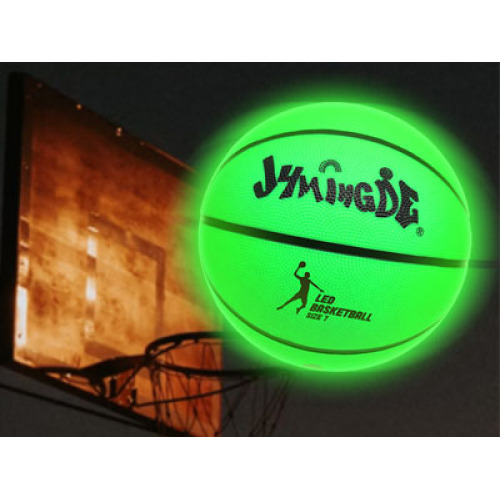 Зеленый светодиодный свет светит в темном баскетболе