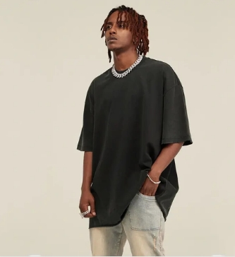 Presentar la diversidad en ropa casual: camisetas, camisetas CVC y camisas florales