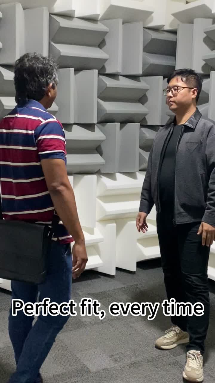 Os clientes visitam o TianGe Acoustic Group para ver produtos acústicos e showroom