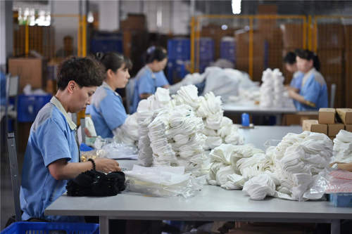 연간 35 억 쌍의 양말 출력으로! 북쪽의 작은 마을 인 Liaoyuan은 10 억 개의 산업 클러스터로 짜여져 있습니다.