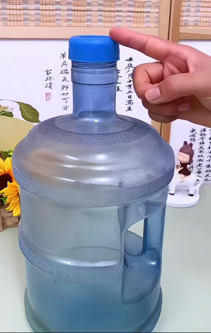 Mineral water bucket lid
