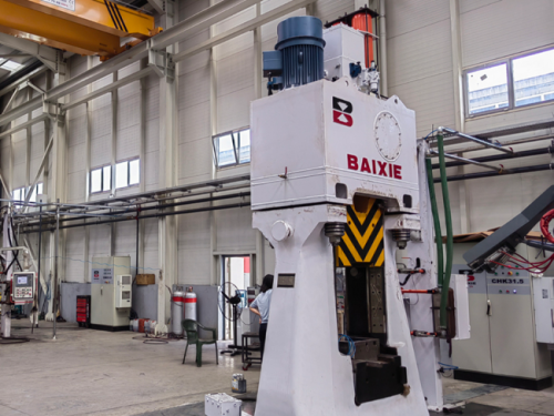 Principales características estructurales del martillo de forja totalmente hidráulico CNC.