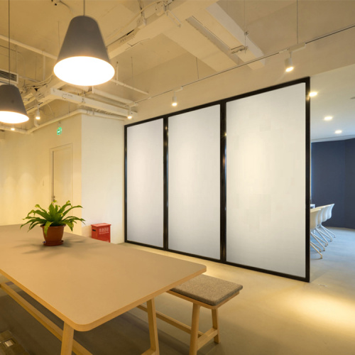 El efecto de iluminación de PDLC Smart Glass en la oficina