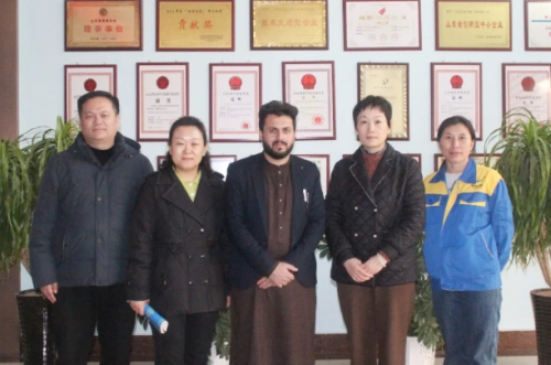 Des représentants de concessionnaires afghans visitent Huahong pour inspection et échange