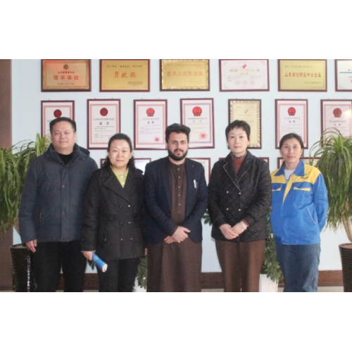 Des représentants de concessionnaires afghans visitent Huahong pour inspection et échange