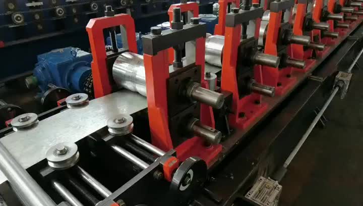 Machine de formage de rouleaux verticaux de rayonnage.mp4