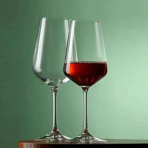 La nueva copa de vino tinto de cuarzo hace un debut impresionante: la combinación perfecta de textura transparente y máxima elegancia.