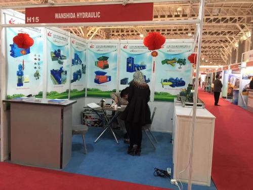 A Jiangsu Wanshida Hydraulic Machinery Co., Ltd. demonstra equipamentos robustos de reciclagem de resíduos na exposição.