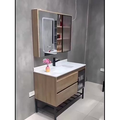 Gabinete de baño del hotel con 2 espejos planos