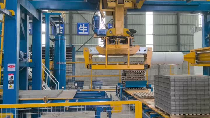 Vea cómo la máquina automática de ladrillos QT15 produce bloques huecos y adoquines