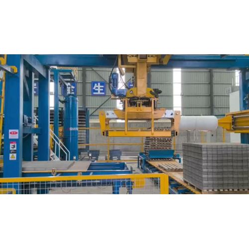 Vea cómo la máquina automática de ladrillos QT15 produce bloques huecos y adoquines
