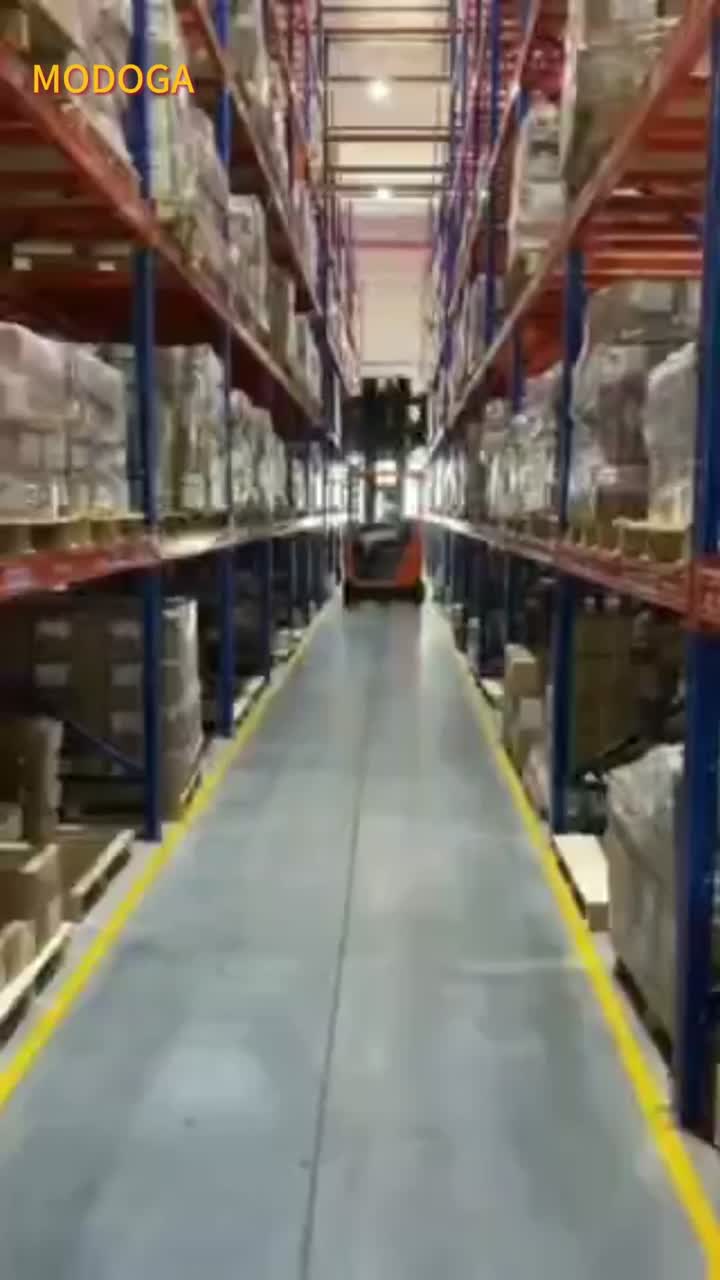 estante de paletas de pasillo muy estrecho