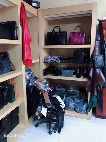Guangzhou Monisa Clothing&handbag Trading Co., Ltd