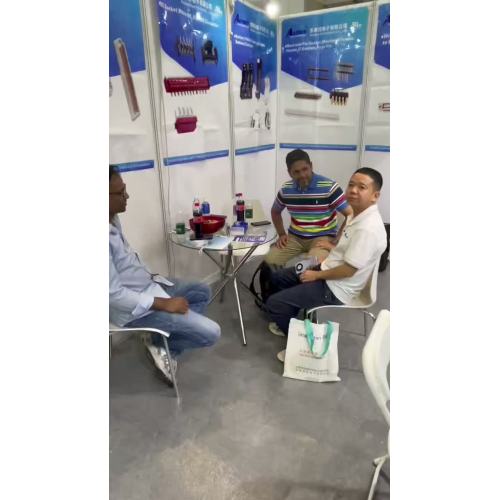 深Shenzhenで開催された展示会で、ボスはクライアントと楽しい会話をしていました
