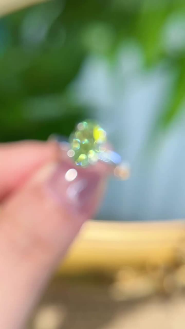 Diseño de anillo con pavé de diamantes cultivados en laboratorio, ovalado y verde