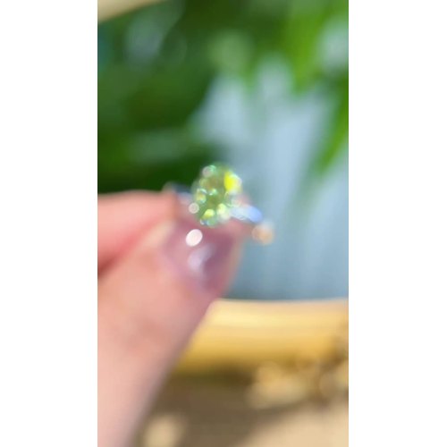 Diseño de anillo con pavé de diamantes cultivados en laboratorio, ovalado y verde