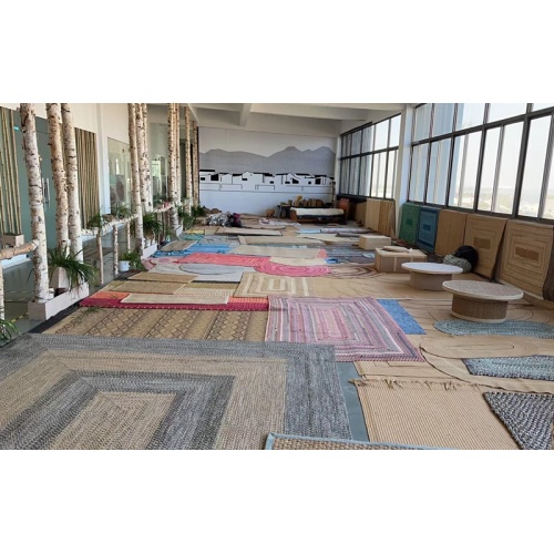 Salón de exhibición para alfombras trenzadas al aire libre en interiores