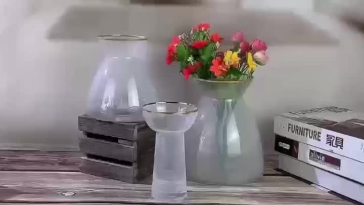 Vase de fleurs en verre en cristal blanc avec jante dorée