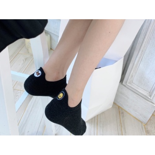 Zhejiang Runxiang rompe o mercado de meias bordadas: Dog Head IP + design neutro em termos de gênero lidera o nicho de mercado, e a integração da tecnologia provoca profunda reflexão na indústria