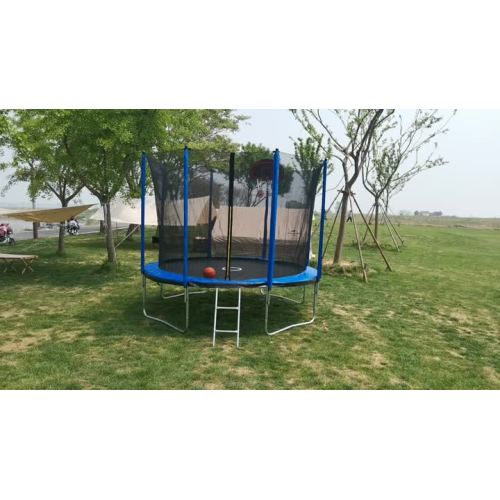 Trampolín al aire libre con escalera